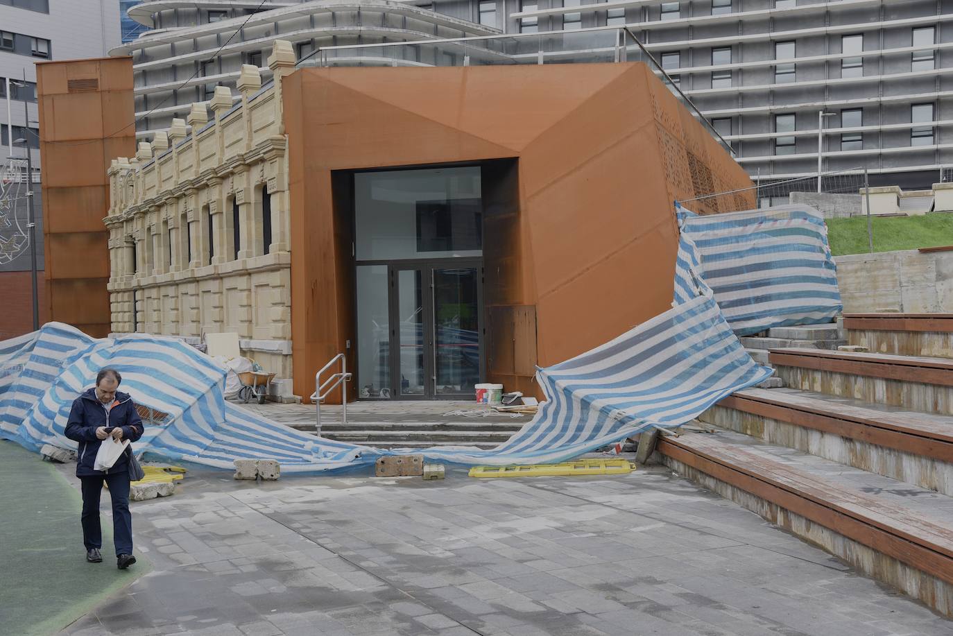 El viento ha provocado numerosos daños materiales en Gipuzkoa, especialmente en Donostia, con árboles y andamios caídos por toda la ciudad.