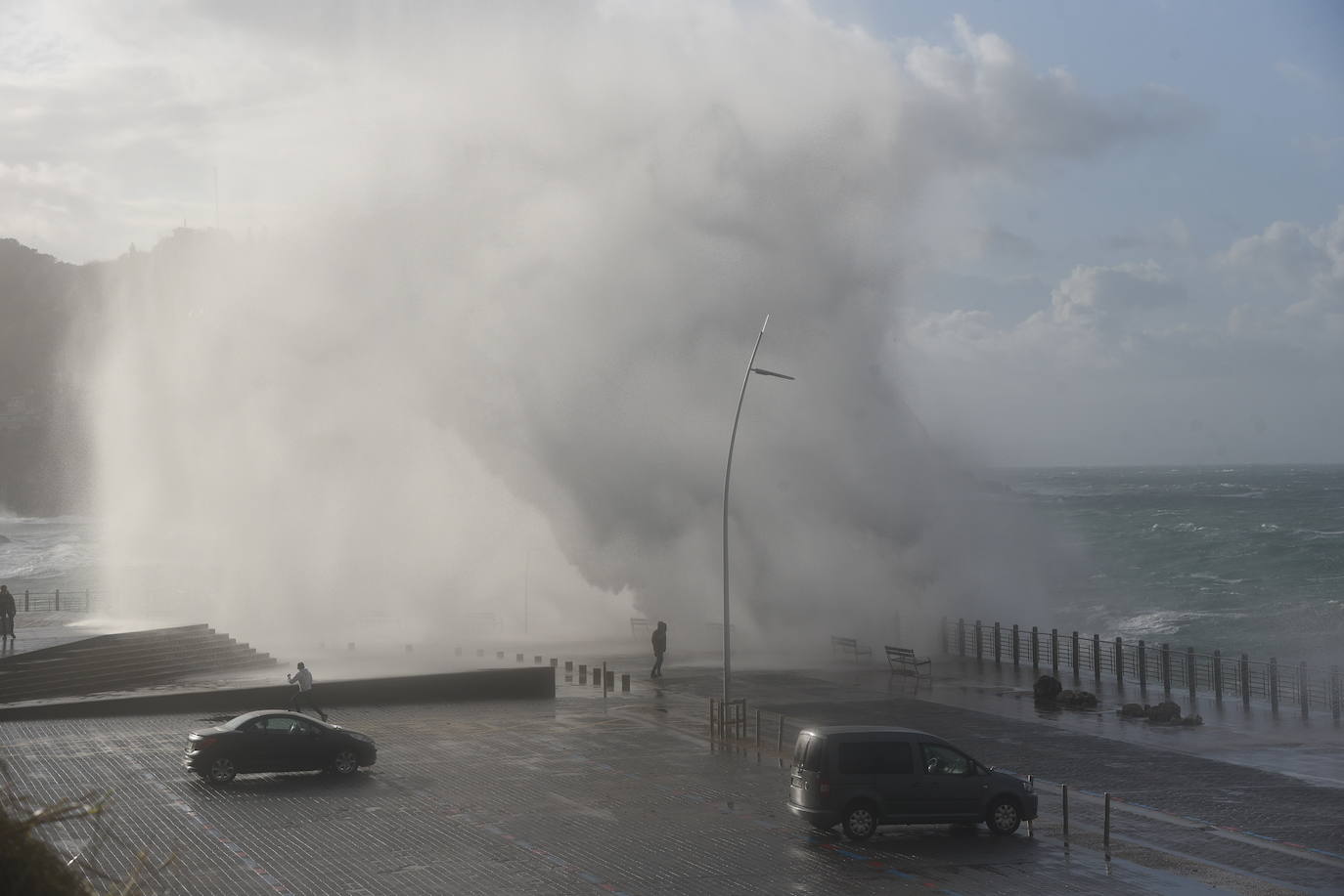 El viento ha provocado numerosos daños materiales en Gipuzkoa, especialmente en Donostia, con árboles y andamios caídos por toda la ciudad.