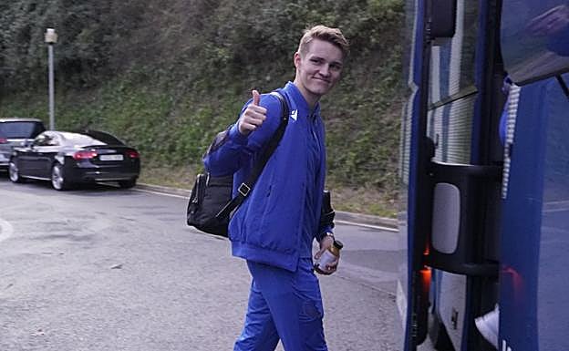 Recuperado. Odegaard se sube al autobús en Zubieta con gesto de satisfacción antes de viajar a Madrid, don de le espera un partido deseado.