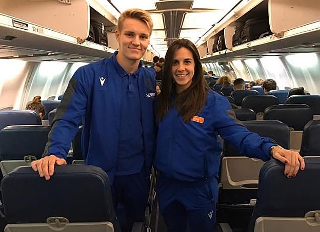 Odegaard y Cardona, ayer en el avión rumbo a Madrid. 