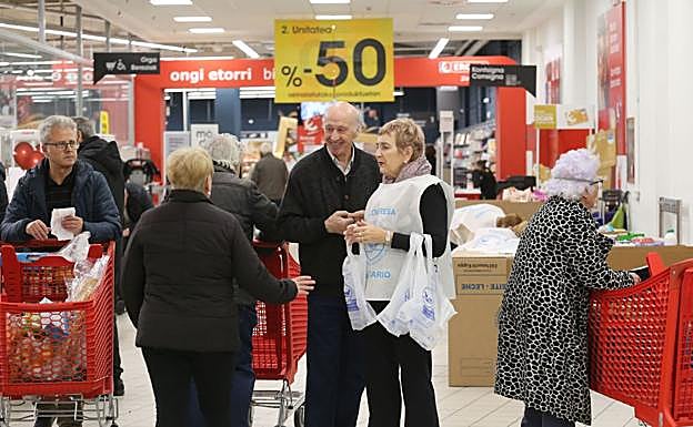 Los clientes recibían unas bolsas del Banco de Alimentos para que llenaran en su compra.
