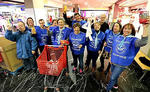 Voluntarios del Banco de Alimentos, de los scouts y guías y de la Fundación Goyeneche en el Super Amara de San Martín en Donostia.