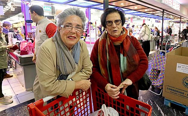 Imagen principal - Las amigas Charo Albistur y Karmele Lizarazu este año han combinado compra y bonos; Coro Zatarain, que lleva seis años colaborando, ayuda a dos donantes. y Sara Cuellar considera que la campaña del Banco de Alimentos es muy necesaria.