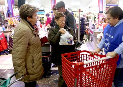 Imagen secundaria 1 - Las amigas Charo Albistur y Karmele Lizarazu este año han combinado compra y bonos; Coro Zatarain, que lleva seis años colaborando, ayuda a dos donantes. y Sara Cuellar considera que la campaña del Banco de Alimentos es muy necesaria.