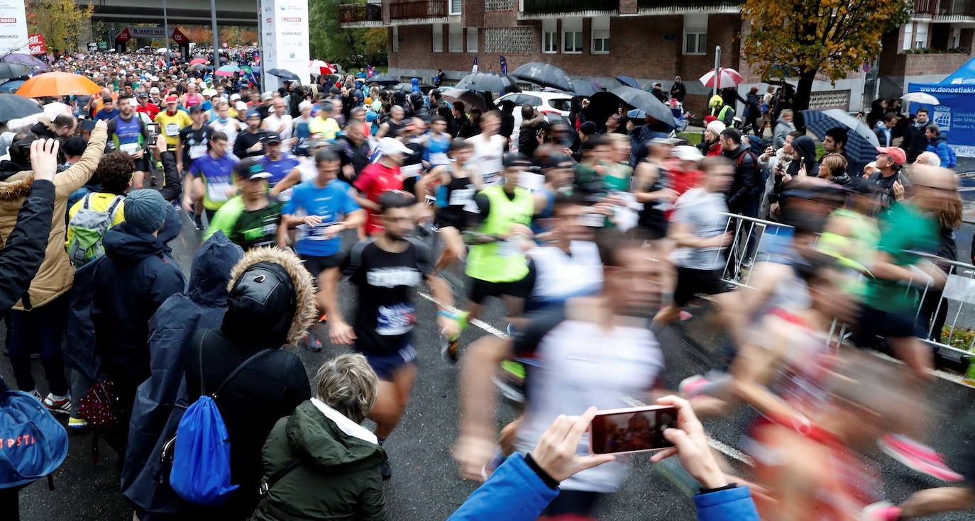 La 42 edición del maratón donostiarra ha tenido 3.076 inscritos, de los que han salido 2.664, en los 42 kilómetros, y en total con las distancias de 10 k y Medio maraton a cerca de 8.000 participantes.