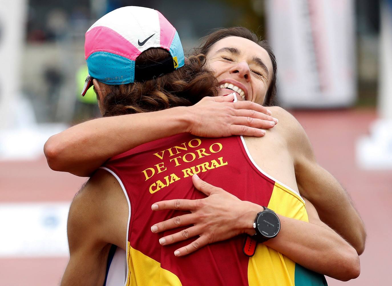 La 42 edición del maratón donostiarra ha tenido 3.076 inscritos, de los que han salido 2.664, en los 42 kilómetros, y en total con las distancias de 10 k y Medio maraton a cerca de 8.000 participantes.