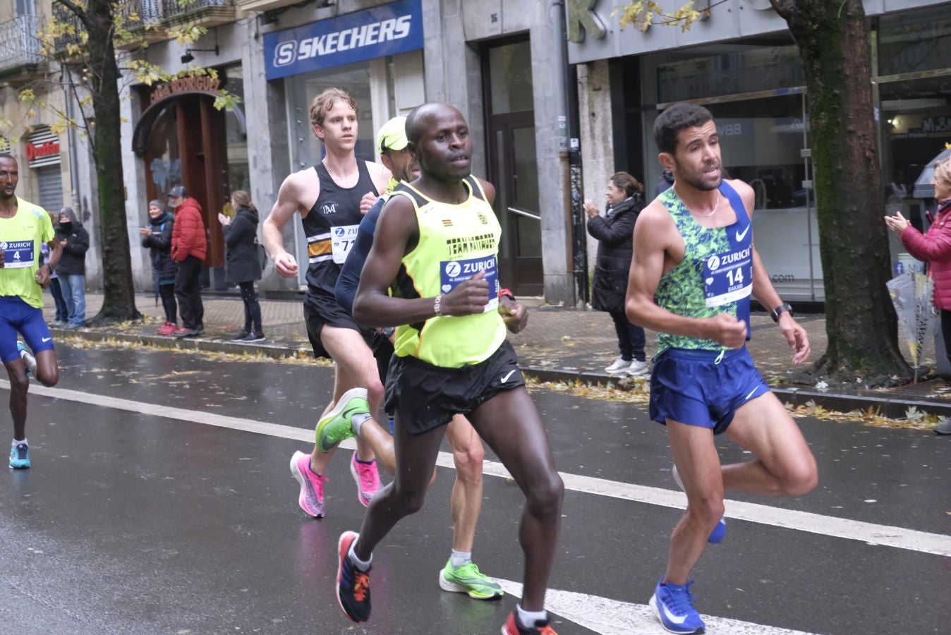 3.000 corredores han salido hoy desde Paseo de Errondo para dar las dos vueltas al recorrido y completar los 42,195 kilómetros. 
