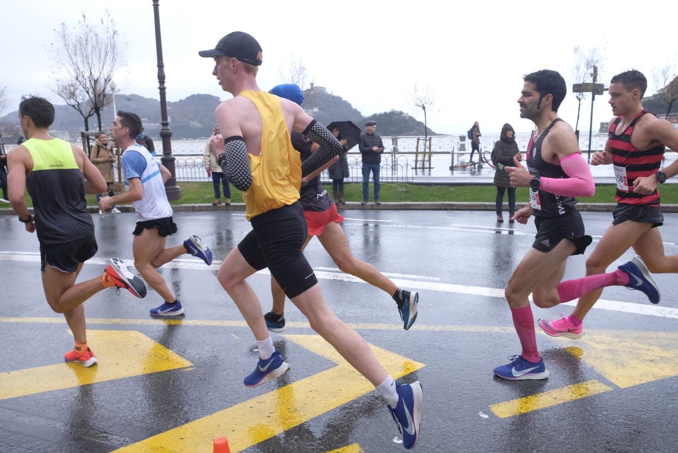 3.000 corredores han salido hoy desde Paseo de Errondo para dar las dos vueltas al recorrido y completar los 42,195 kilómetros. 
