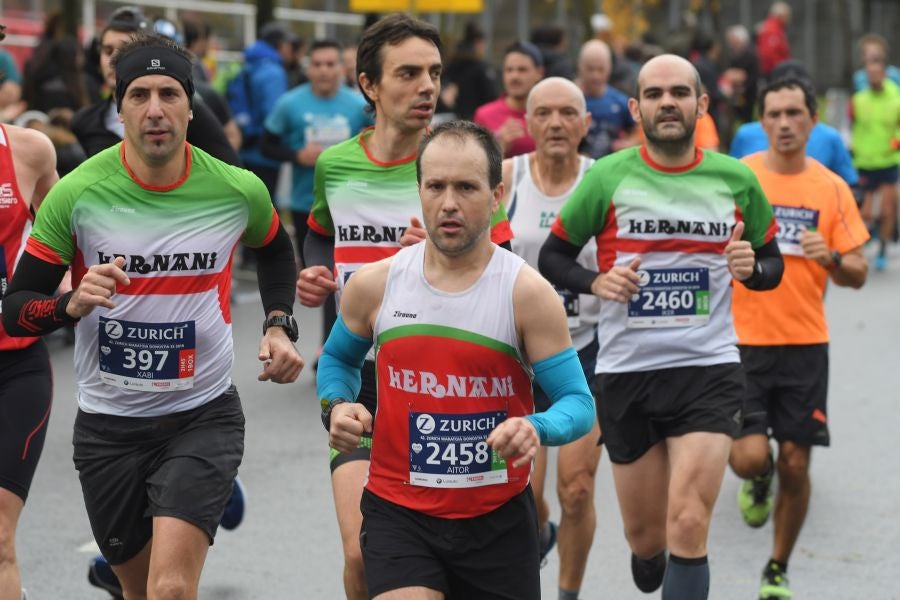 3.000 corredores han tomado salida desde el Paseo de Errondo para dar las dos vueltas al recorrido y completar los 42,195 kilómetros. 