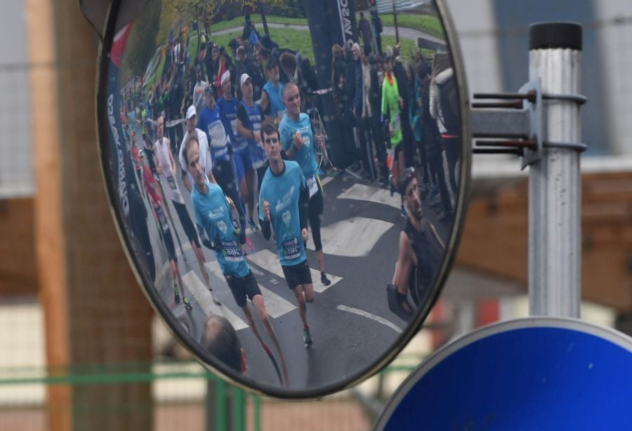 3.000 corredores han tomado salida desde el Paseo de Errondo para dar las dos vueltas al recorrido y completar los 42,195 kilómetros. 