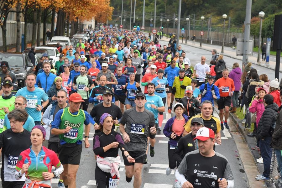 3.000 corredores han tomado salida desde el Paseo de Errondo para dar las dos vueltas al recorrido y completar los 42,195 kilómetros. 