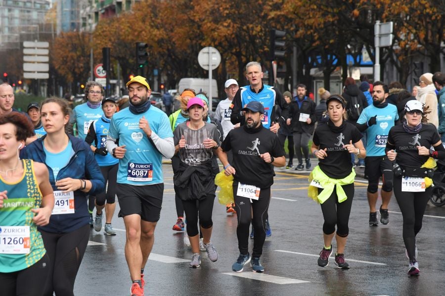 3.000 corredores han tomado salida desde el Paseo de Errondo para dar las dos vueltas al recorrido y completar los 42,195 kilómetros. 