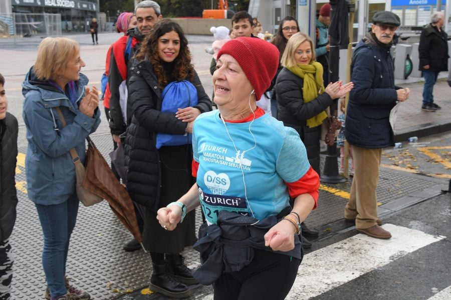 3.000 corredores han tomado salida desde el Paseo de Errondo para dar las dos vueltas al recorrido y completar los 42,195 kilómetros. 