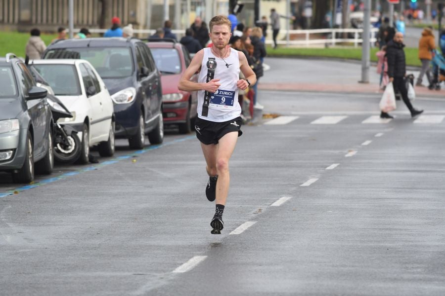 3.000 corredores han tomado salida desde el Paseo de Errondo para dar las dos vueltas al recorrido y completar los 42,195 kilómetros. 