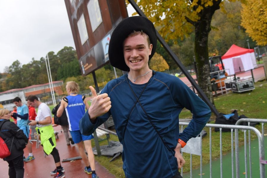 3.000 corredores han tomado salida desde el Paseo de Errondo para dar las dos vueltas al recorrido y completar los 42,195 kilómetros. 