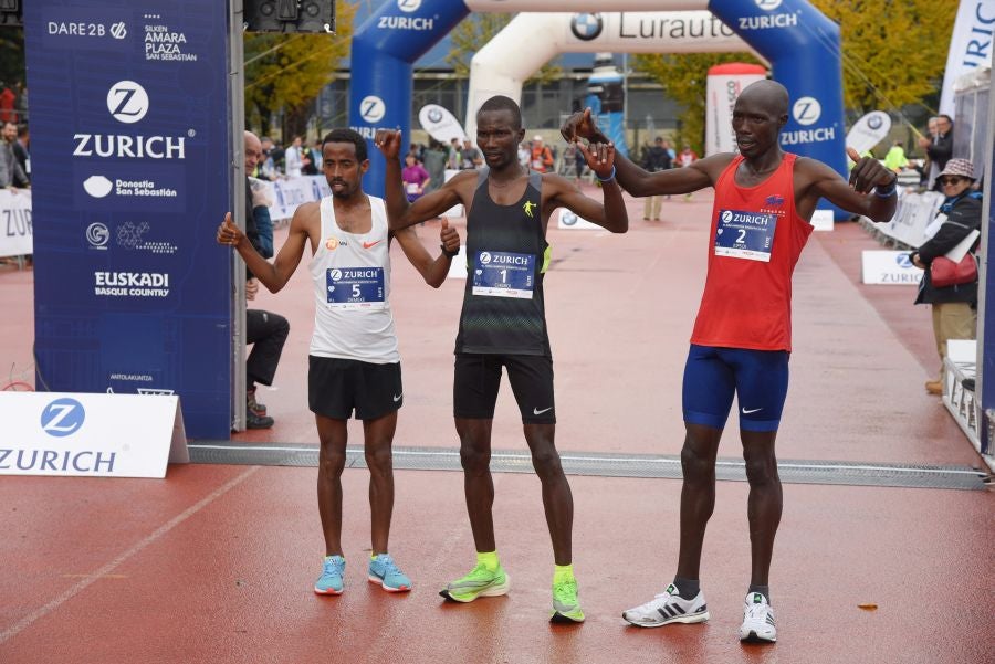 3.000 corredores han tomado salida desde el Paseo de Errondo para dar las dos vueltas al recorrido y completar los 42,195 kilómetros. 