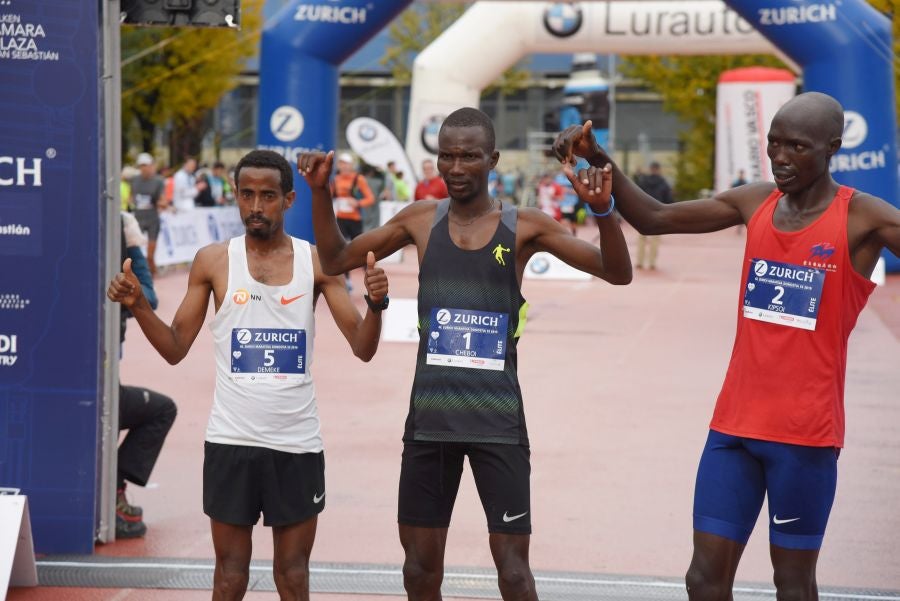 3.000 corredores han tomado salida desde el Paseo de Errondo para dar las dos vueltas al recorrido y completar los 42,195 kilómetros. 