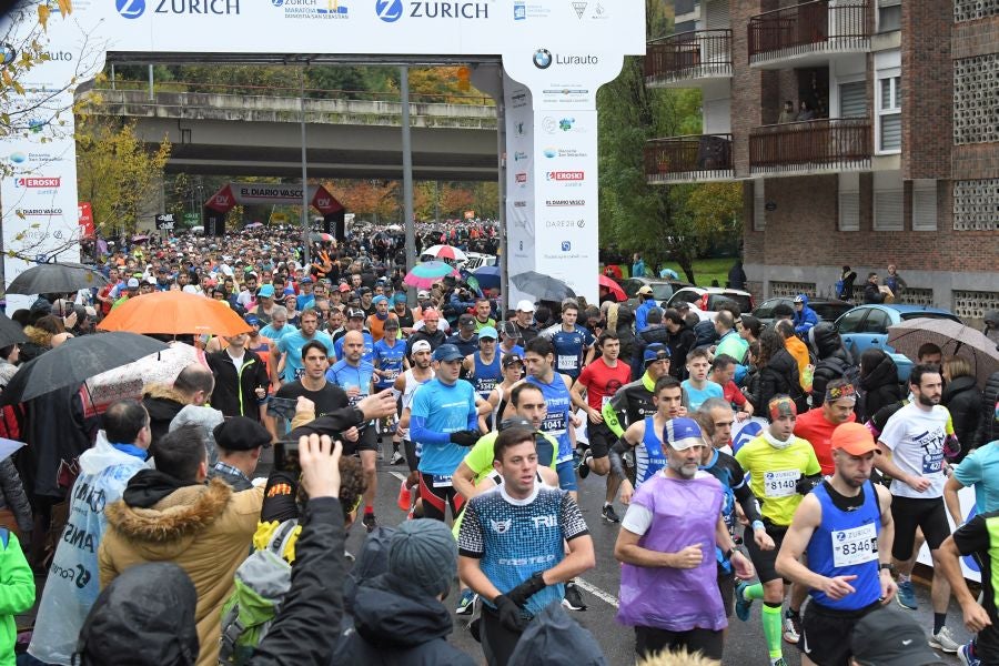 3.000 corredores han tomado salida desde el Paseo de Errondo para dar las dos vueltas al recorrido y completar los 42,195 kilómetros. 