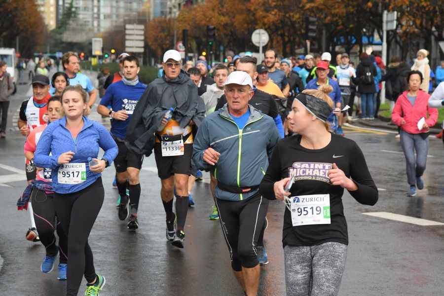 3.000 corredores han tomado salida desde el Paseo de Errondo para dar las dos vueltas al recorrido y completar los 42,195 kilómetros. 