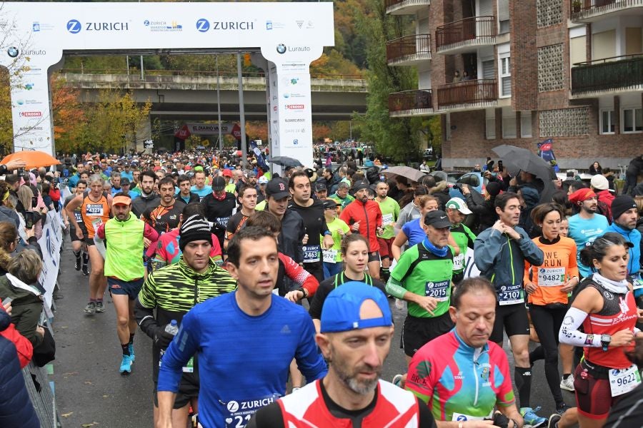 3.000 corredores han tomado salida desde el Paseo de Errondo para dar las dos vueltas al recorrido y completar los 42,195 kilómetros. 