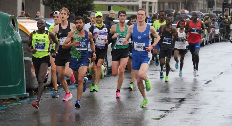 3.000 corredores han tomado salida desde el Paseo de Errondo para dar las dos vueltas al recorrido y completar los 42,195 kilómetros. 