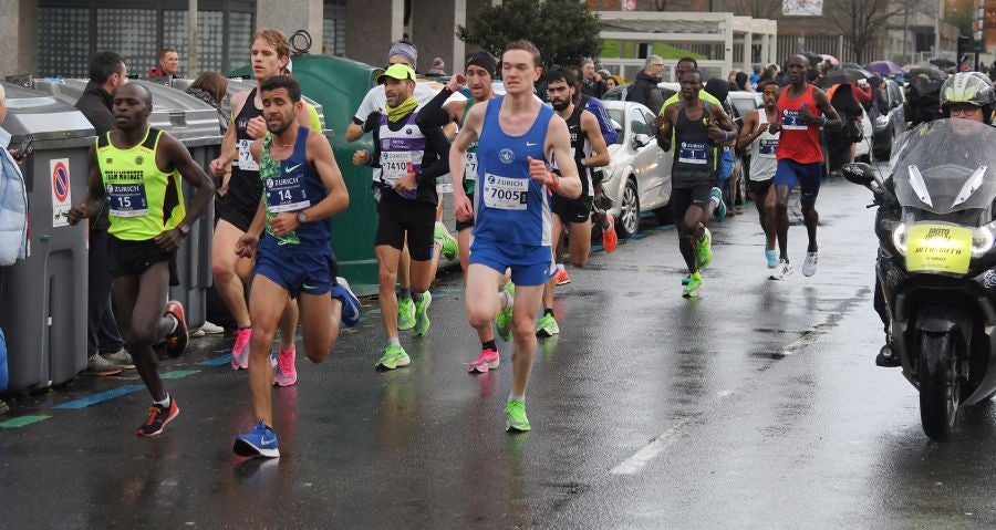 3.000 corredores han tomado salida desde el Paseo de Errondo para dar las dos vueltas al recorrido y completar los 42,195 kilómetros. 