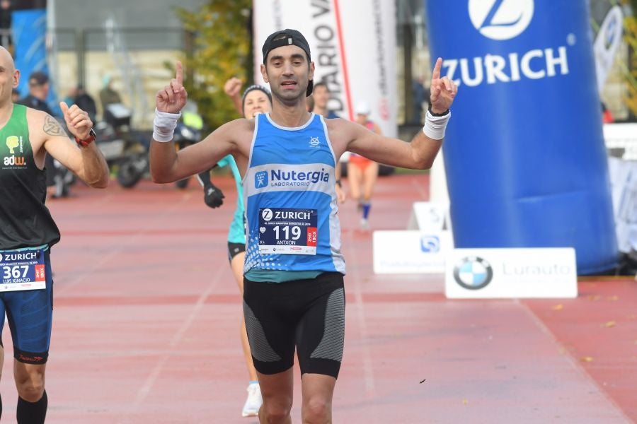 3.000 corredores han tomado salida desde el Paseo de Errondo para dar las dos vueltas al recorrido y completar los 42,195 kilómetros. 