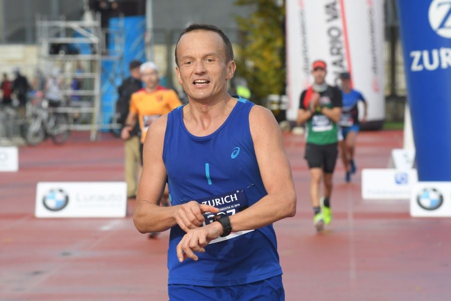 3.000 corredores han tomado salida desde el Paseo de Errondo para dar las dos vueltas al recorrido y completar los 42,195 kilómetros. 