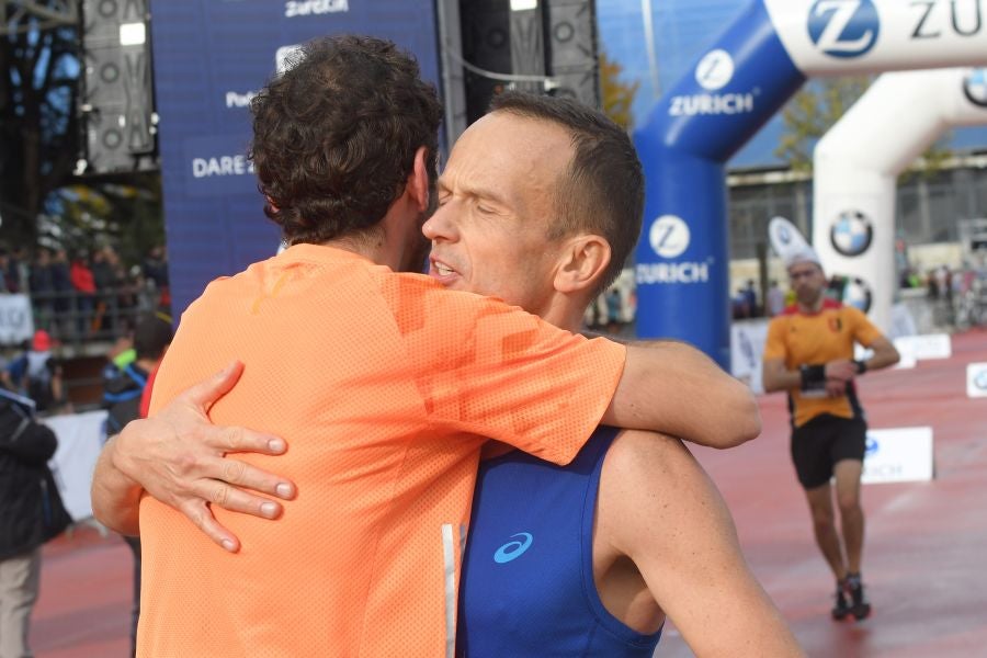 3.000 corredores han tomado salida desde el Paseo de Errondo para dar las dos vueltas al recorrido y completar los 42,195 kilómetros. 