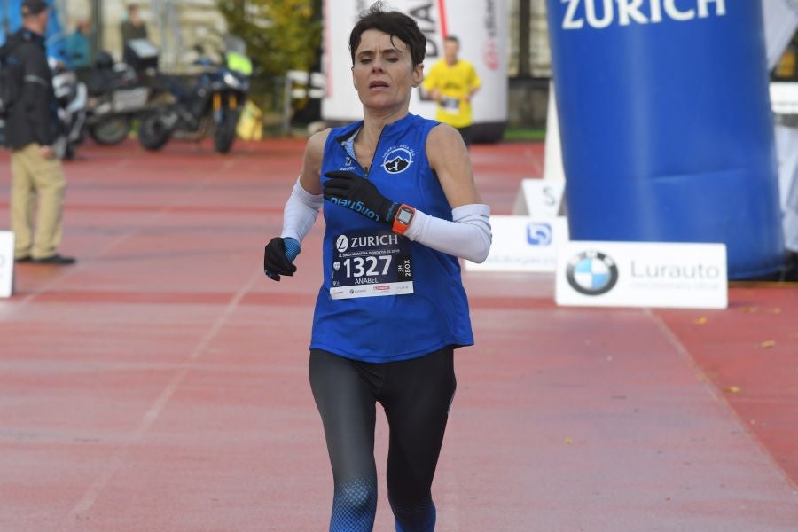 3.000 corredores han tomado salida desde el Paseo de Errondo para dar las dos vueltas al recorrido y completar los 42,195 kilómetros. 