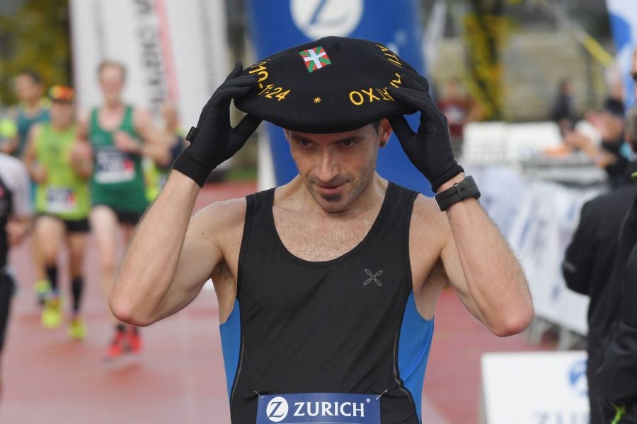 3.000 corredores han tomado salida desde el Paseo de Errondo para dar las dos vueltas al recorrido y completar los 42,195 kilómetros. 