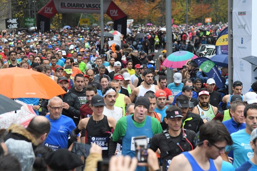 3.000 corredores han tomado salida desde el Paseo de Errondo para dar las dos vueltas al recorrido y completar los 42,195 kilómetros. 