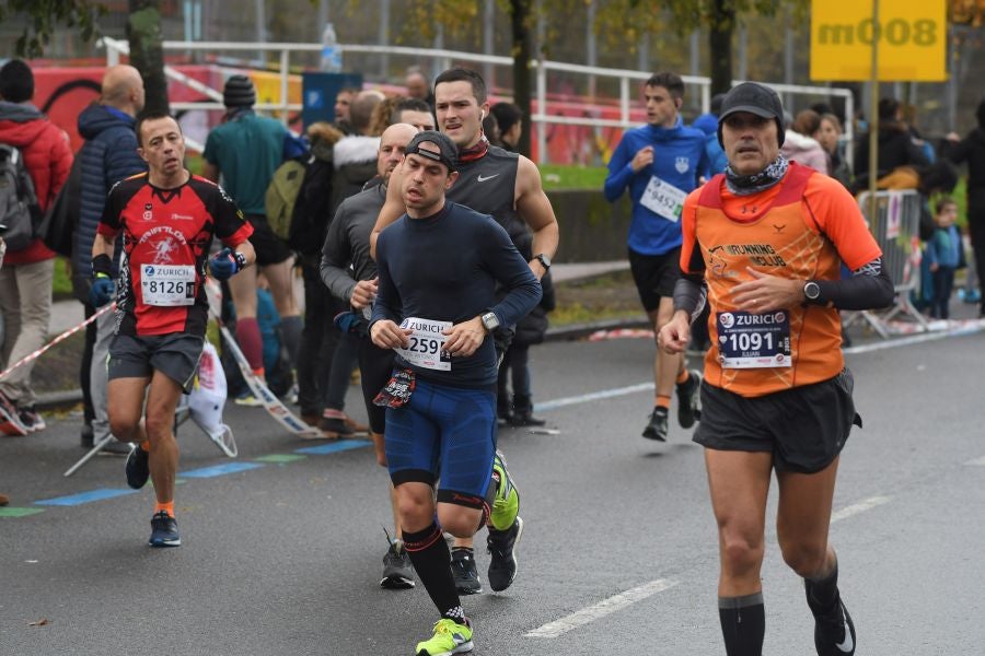3.000 corredores han tomado salida desde el Paseo de Errondo para dar las dos vueltas al recorrido y completar los 42,195 kilómetros. 