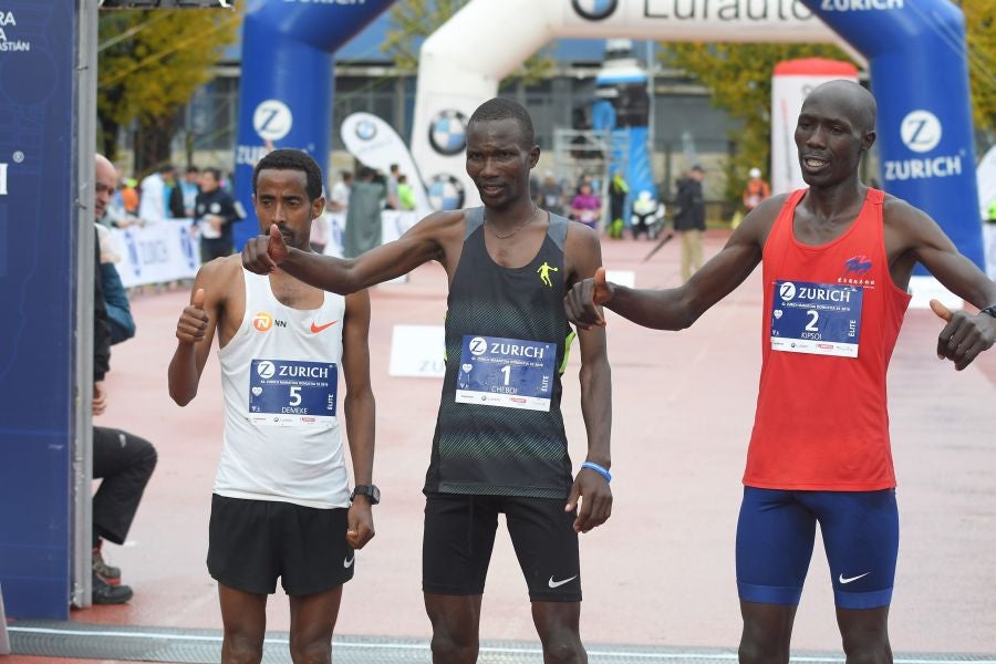 3.000 corredores han tomado salida desde el Paseo de Errondo para dar las dos vueltas al recorrido y completar los 42,195 kilómetros. 