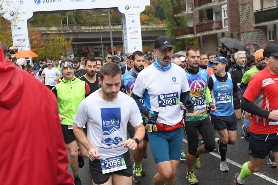 3.000 corredores han tomado salida desde el Paseo de Errondo para dar las dos vueltas al recorrido y completar los 42,195 kilómetros. 