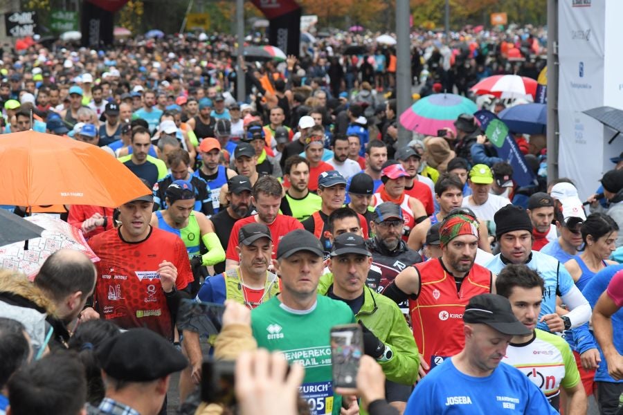 3.000 corredores han tomado salida desde el Paseo de Errondo para dar las dos vueltas al recorrido y completar los 42,195 kilómetros. 
