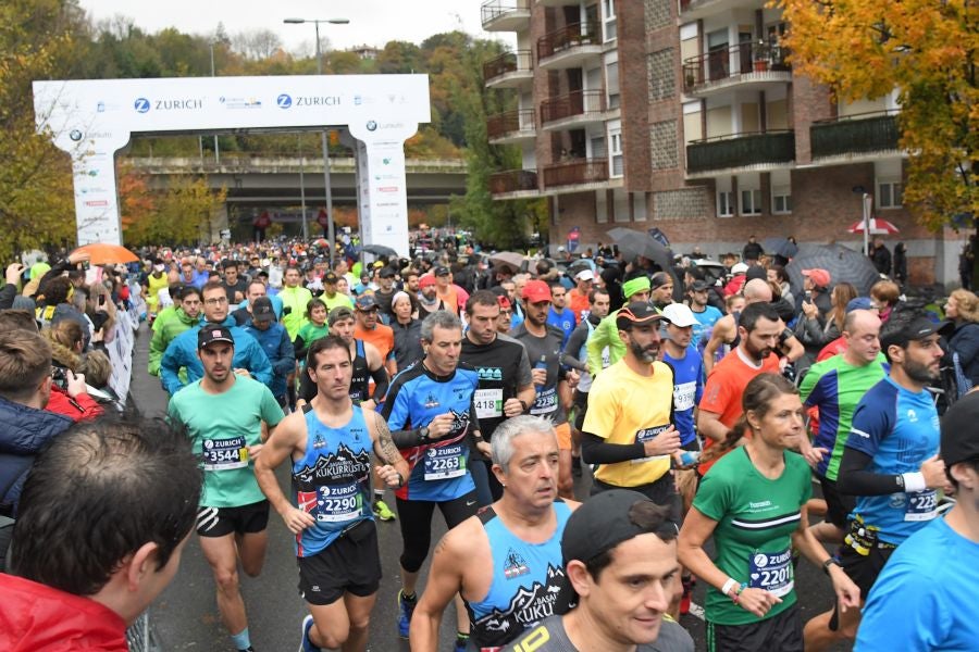 3.000 corredores han tomado salida desde el Paseo de Errondo para dar las dos vueltas al recorrido y completar los 42,195 kilómetros. 