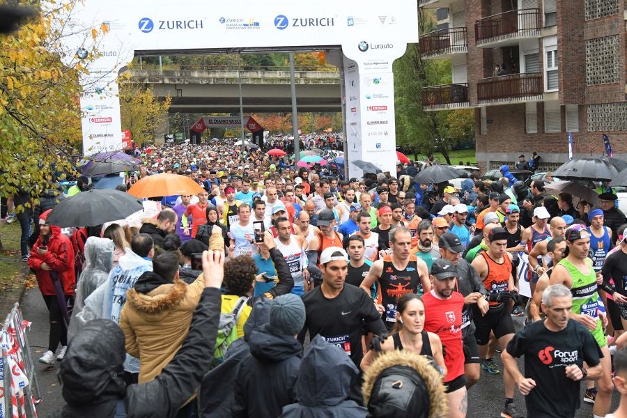3.000 corredores han tomado salida desde el Paseo de Errondo para dar las dos vueltas al recorrido y completar los 42,195 kilómetros. 