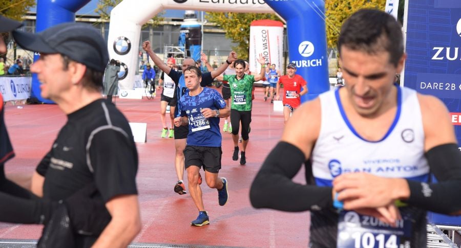 3.000 corredores han tomado salida desde el Paseo de Errondo para dar las dos vueltas al recorrido y completar los 42,195 kilómetros. 