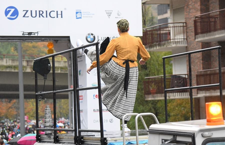 3.000 corredores han tomado salida desde el Paseo de Errondo para dar las dos vueltas al recorrido y completar los 42,195 kilómetros. 