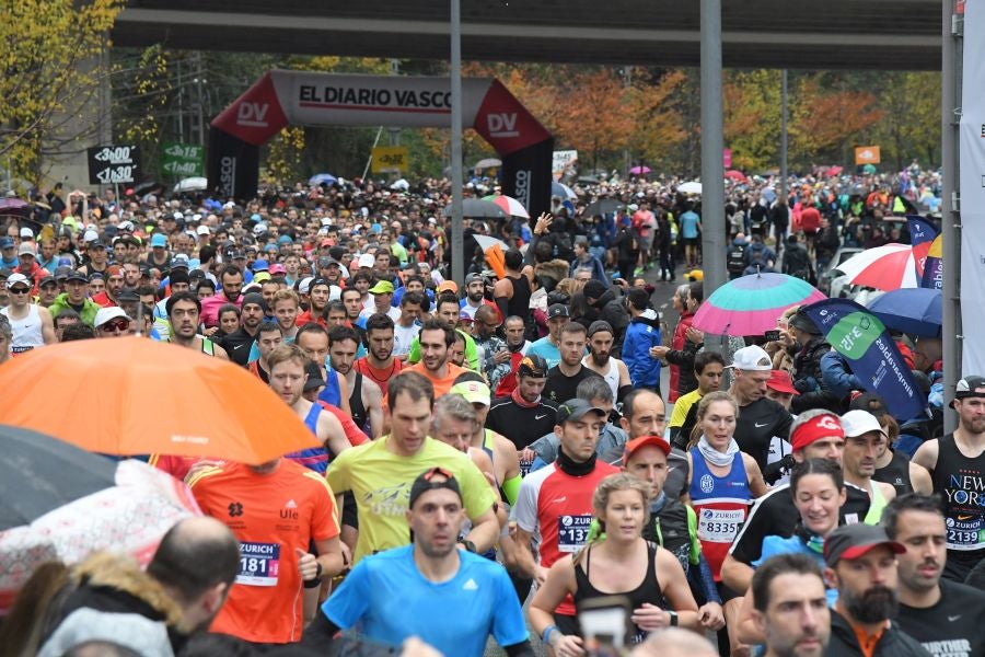 3.000 corredores han tomado salida desde el Paseo de Errondo para dar las dos vueltas al recorrido y completar los 42,195 kilómetros. 