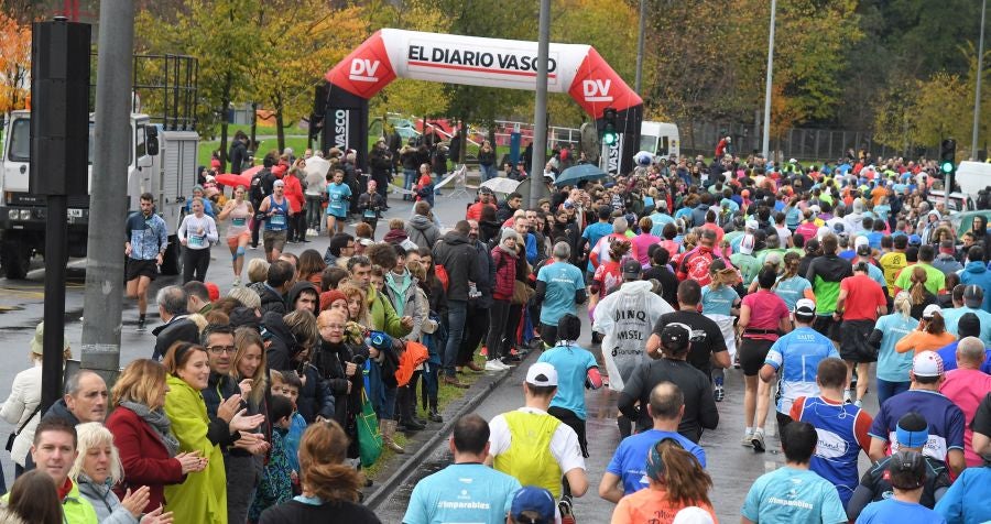 3.000 corredores han tomado salida desde el Paseo de Errondo para dar las dos vueltas al recorrido y completar los 42,195 kilómetros. 