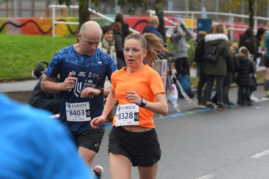 3.000 corredores han tomado salida desde el Paseo de Errondo para dar las dos vueltas al recorrido y completar los 42,195 kilómetros. 