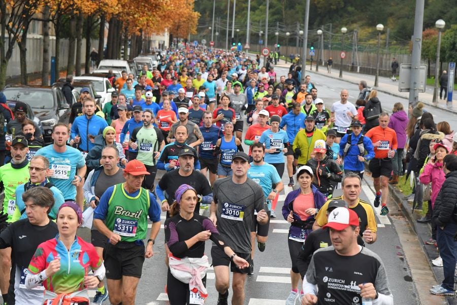 3.000 corredores han tomado salida desde el Paseo de Errondo para dar las dos vueltas al recorrido y completar los 42,195 kilómetros. 
