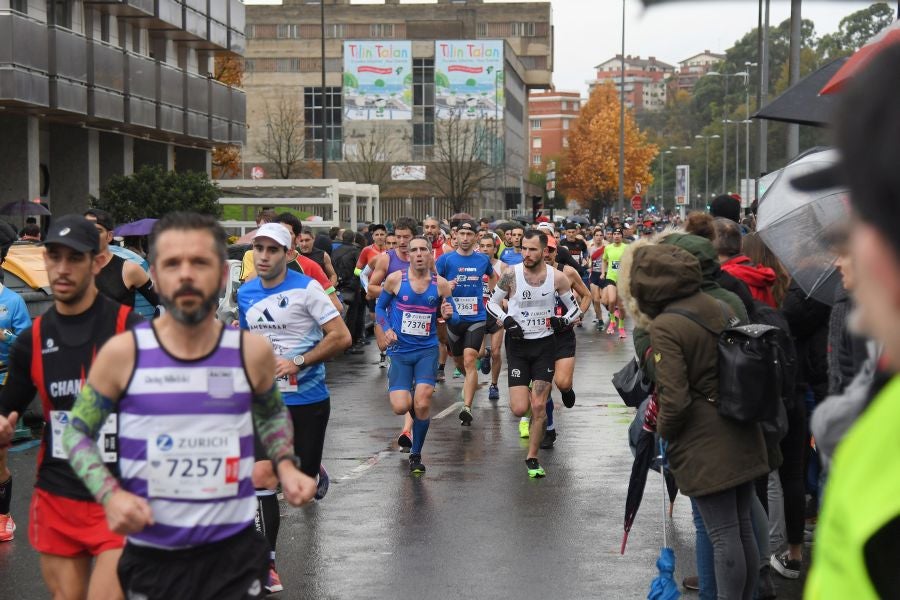 3.000 corredores han tomado salida desde el Paseo de Errondo para dar las dos vueltas al recorrido y completar los 42,195 kilómetros. 