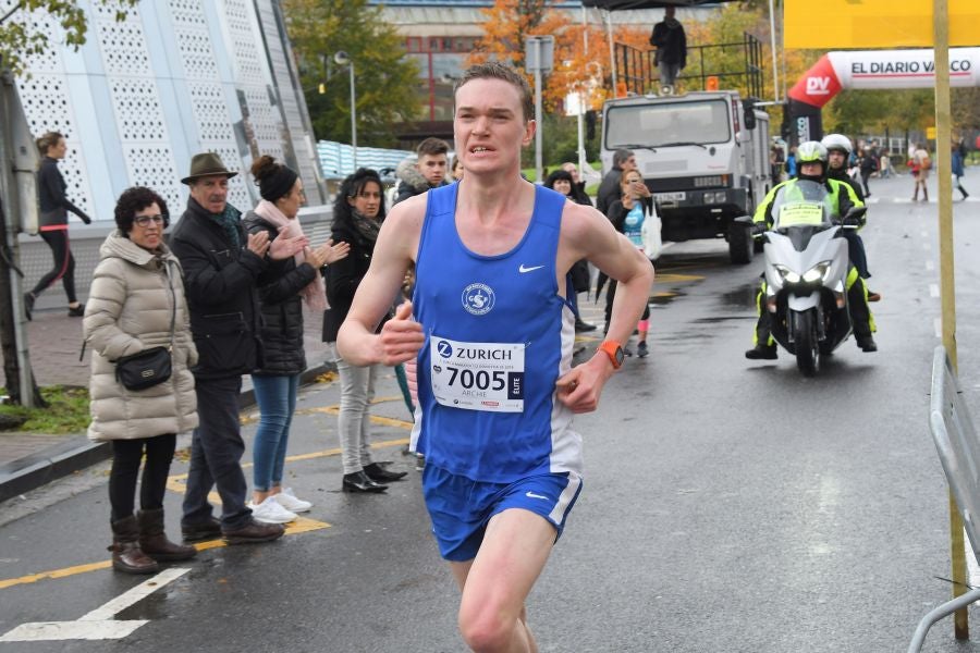 3.000 corredores han tomado salida desde el Paseo de Errondo para dar las dos vueltas al recorrido y completar los 42,195 kilómetros. 