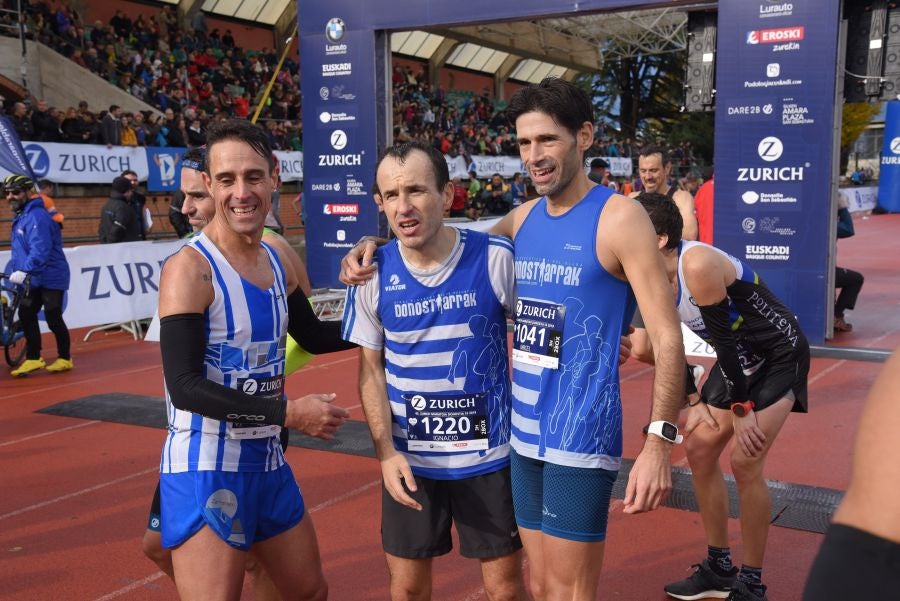 3.000 corredores han tomado salida desde el Paseo de Errondo para dar las dos vueltas al recorrido y completar los 42,195 kilómetros. 