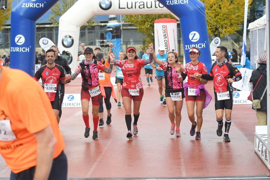 3.000 corredores han tomado salida desde el Paseo de Errondo para dar las dos vueltas al recorrido y completar los 42,195 kilómetros. 
