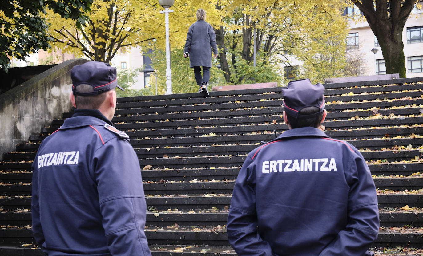Dos agentes de la Ertzaintza, encargados de la protección a mujeres maltratadas, vigilan a una chica en Donostia. 