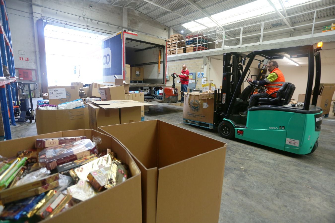 El Banco de Alimentos de Gipuzkoa almacena en su nave de Oiartzun los miles y miles de kilos de alimentos de la Gran Recogida